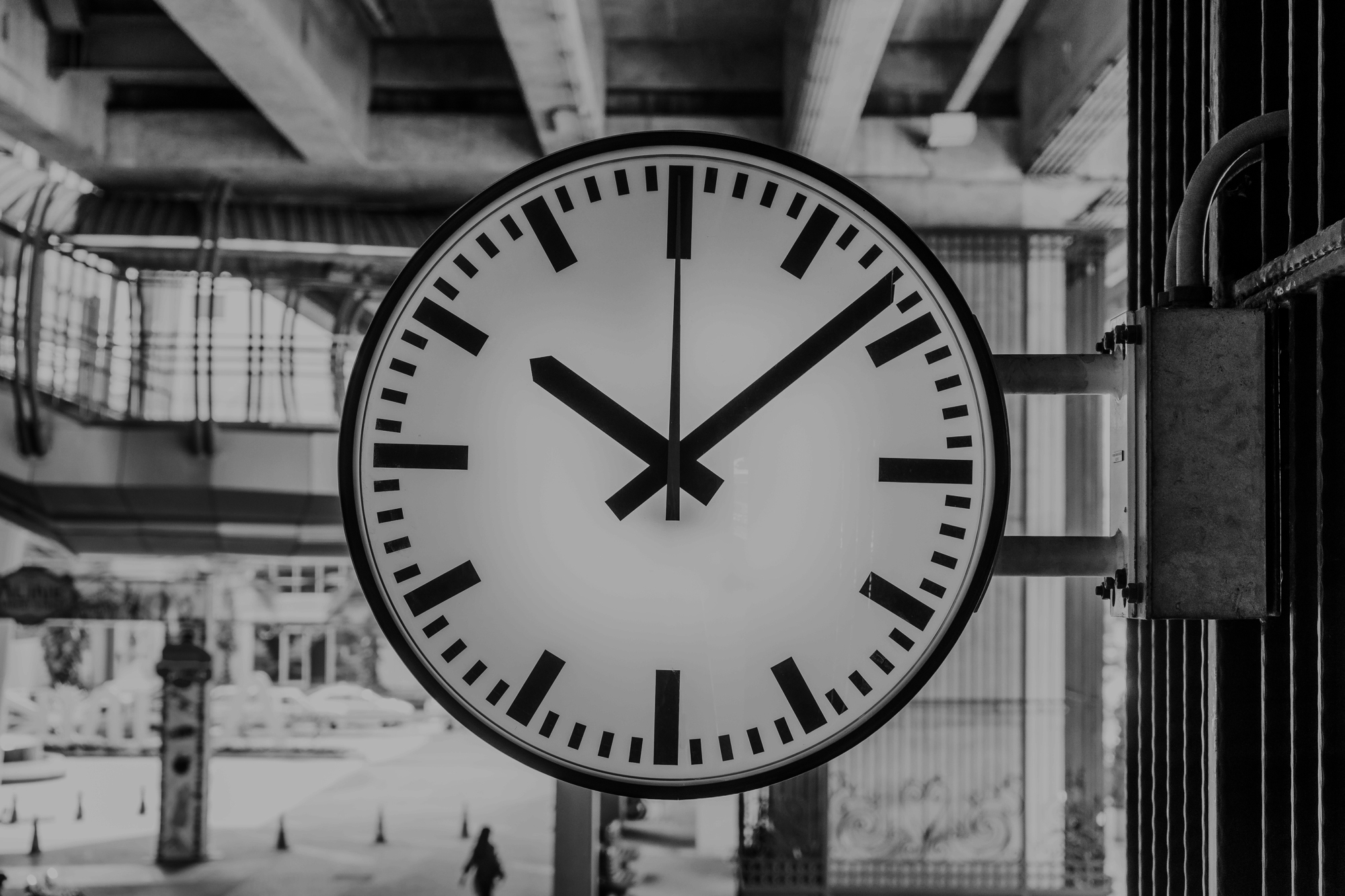 Big clock, used to depict a news portal.